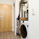 Federnest: Luxury With King Bed & Office Apartment