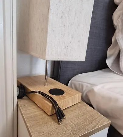 Federnest: Luxury With King Bed & Office Apartment Duisburg