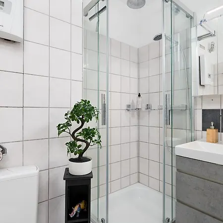 Apartment Federnest: Luxury With King Bed & Office Duisburg